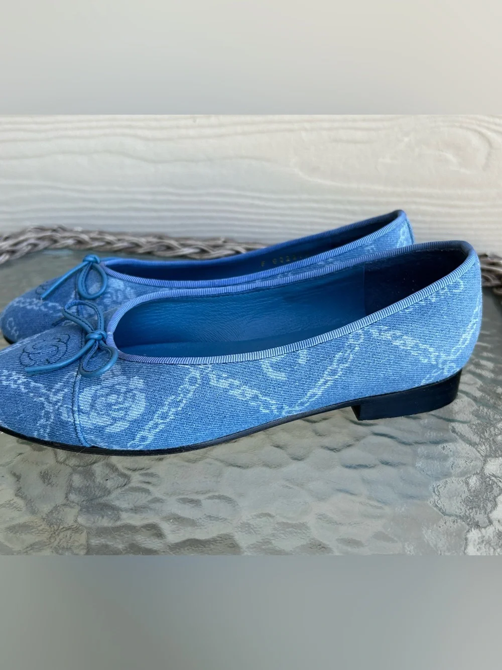 CHANEL  Blue Denim Camellia CC Logo Ballet Flats sz 37 US 6.5